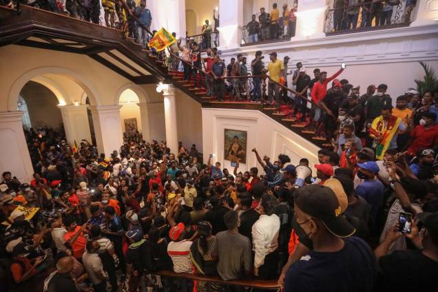 Centenas de pessoas invadem o palácio do presidente em Colombo, Sri Lanka, devido `a grande instabilidade política existente no país, o presidente e o primeiro-ministro renunciaram, em 10/07/2022. Centenas de pessoas invadem o palácio do presidente em Colombo, Sri Lanka, devido `a grande instabilidade política existente no país, o presidente e o primeiro-ministro renunciaram, em 10/07/2022.