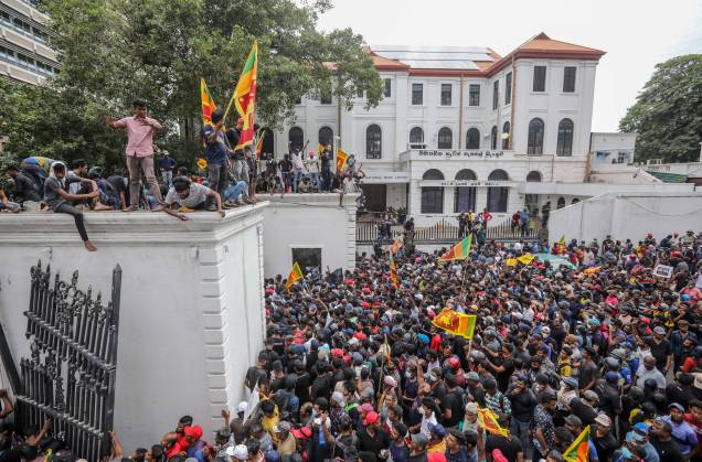 Centenas de pessoas invadem o palácio do presidente em Colombo, Sri Lanka, devido `a grande instabilidade política existente no país, o presidente e o primeiro-ministro renunciaram, em 10/07/2022. Centenas de pessoas invadem o palácio do presidente em Colombo, Sri Lanka, devido `a grande instabilidade política existente no país, o presidente e o primeiro-ministro renunciaram, em 10/07/2022.