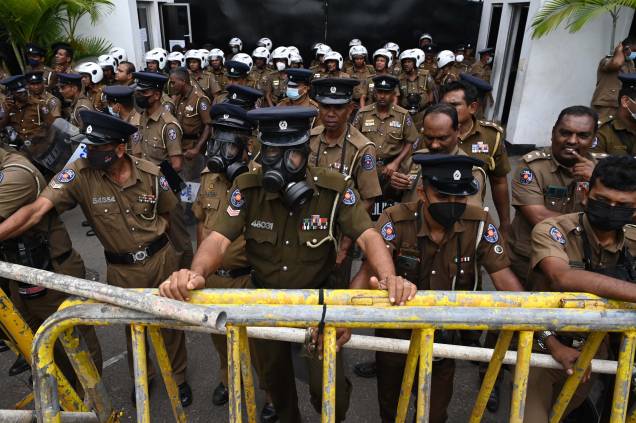 Soldados da polícia montam guarda em frente à sede da polícia durante um protesto de manifestantes exigindo ações contra autoridades por ataques a manifestantes e meios de comunicação em meio à crise econômica em curso em Colombo, em 11/07/2022. Soldados da polícia montam guarda em frente à sede da polícia durante um protesto de manifestantes exigindo ações contra autoridades por ataques a manifestantes e meios de comunicação em meio à crise econômica em curso em Colombo, em 11/07/2022.