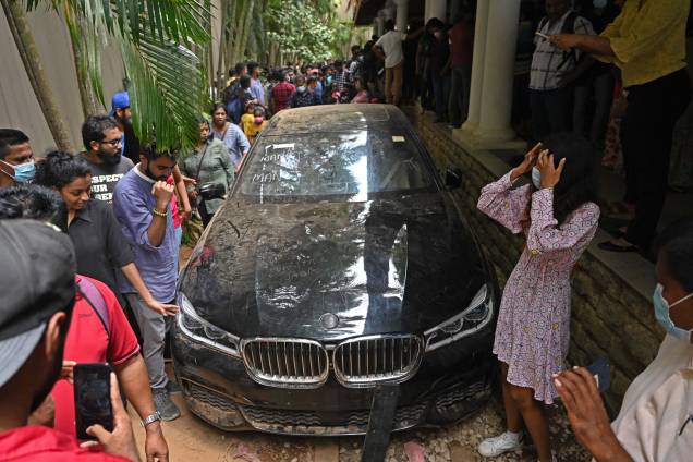 Carro presidencial é visto, após centenas de pessoas invadem o palácio do presidente em Colombo, Sri Lanka, devido `a grande instabilidade política existente no país, o presidente e o primeiro-ministro renunciaram, em 10/07/2022. Carro presidencial é visto, após centenas de pessoas invadem o palácio do presidente em Colombo, Sri Lanka, devido `a grande instabilidade política existente no país, o presidente e o primeiro-ministro renunciaram, em 10/07/2022.