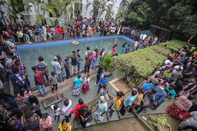 Centenas de pessoas invadem o palácio do presidente em Colombo, Sri Lanka, devido `a grande instabilidade política existente no país, 10/07/2022. Centenas de pessoas invadem o palácio do presidente em Colombo, Sri Lanka, devido `a grande instabilidade política existente no país, 10/07/2022.