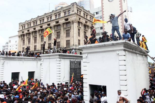 Centenas de pessoas invadem o palácio do presidente em Colombo, Sri Lanka, devido `a grande instabilidade política existente no país, o presidente e o primeiro-ministro renunciaram, em 10/07/2022. Centenas de pessoas invadem o palácio do presidente em Colombo, Sri Lanka, devido `a grande instabilidade política existente no país, o presidente e o primeiro-ministro renunciaram, em 10/07/2022.