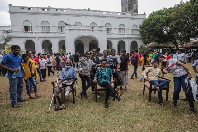Centenas de pessoas invadem o palácio do presidente em Colombo, Sri Lanka, devido `a grande instabilidade política existente no país, o presidente e o primeiro-ministro renunciaram, em 10/07/2022. Centenas de pessoas invadem o palácio do presidente em Colombo, Sri Lanka, devido `a grande instabilidade política existente no país, o presidente e o primeiro-ministro renunciaram, em 10/07/2022.