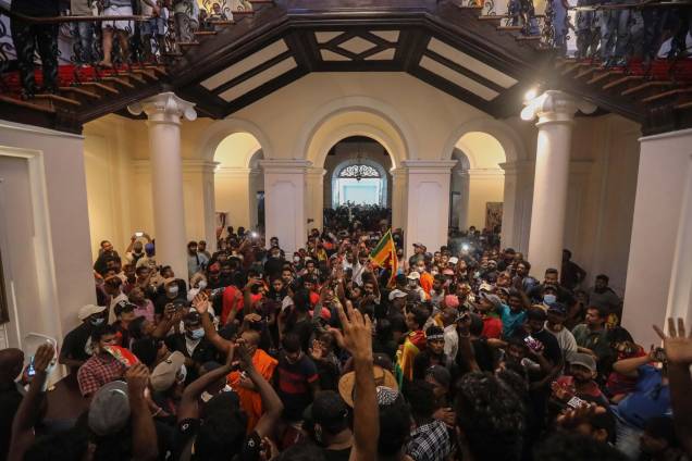 Centenas de pessoas invadem o palácio do presidente em Colombo, Sri Lanka, devido `a grande instabilidade política existente no país, o presidente e o primeiro-ministro renunciaram, em 10/07/2022. Centenas de pessoas invadem o palácio do presidente em Colombo, Sri Lanka, devido `a grande instabilidade política existente no país, o presidente e o primeiro-ministro renunciaram, em 10/07/2022.