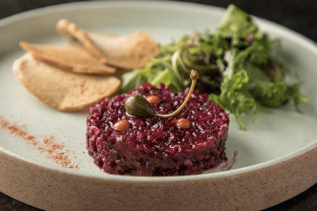 The-Bali-F12_Foto-Ricardo-D’Angelo_Vishnu_DAN_4411.jpg THE BALI - O tartar vegano feito com beterraba e especiarias (acima) é um dos marcos da casa inspirada na culinária da Indonésia e recém-inaugurada em São Paulo. “Sou apaixonado pelo mix de temperos”, diz o chef Bruno Peralta -