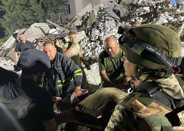 Serviço de Emergência Ucraniano resgata um homem ferido após míssil russo atingir em um prédio residencial em Chasiv Yar, distrito de Bakhmut, no leste da Ucrânia. em 09/07/2022. Serviço de Emergência Ucraniano resgata um homem ferido após míssil russo atingir em um prédio residencial em Chasiv Yar, distrito de Bakhmut, no leste da Ucrânia. em 09/07/2022.