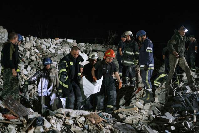Socorristas ucranianos resgatam um corpo dos escombros de um edifício residencial bombardeado na cidade de Chasiv Yar, região de Donetsk, leste da Ucrânia, em 10/07/2022 Socorristas ucranianos resgatam um corpo dos escombros de um edifício residencial bombardeado na cidade de Chasiv Yar, região de Donetsk, leste da Ucrânia, em 10/07/2022