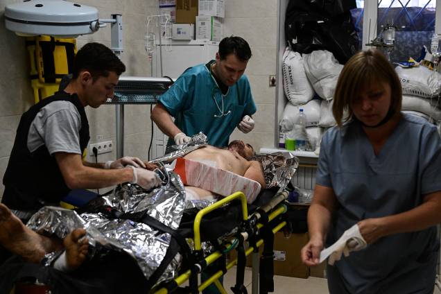 Um homem ferido após um bombardeio do exército russo no mercado central de Sloviansk é tratado no hospital da cidade de Kramatorsk, em 05/07/2022. Um homem ferido após um bombardeio do exército russo no mercado central de Sloviansk é tratado no hospital da cidade de Kramatorsk, em 05/07/2022.