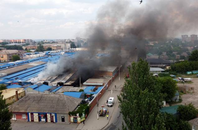 Vista aérea do mercado central de Sloviansk, ao norte de Kramatosk, em 05/07/2022, após um suposto ataque com mísseis em meio à invasão russa da Ucrânia. Vista aérea do mercado central de Sloviansk, ao norte de Kramatosk, em 05/07/2022, após um suposto ataque com mísseis em meio à invasão russa da Ucrânia.