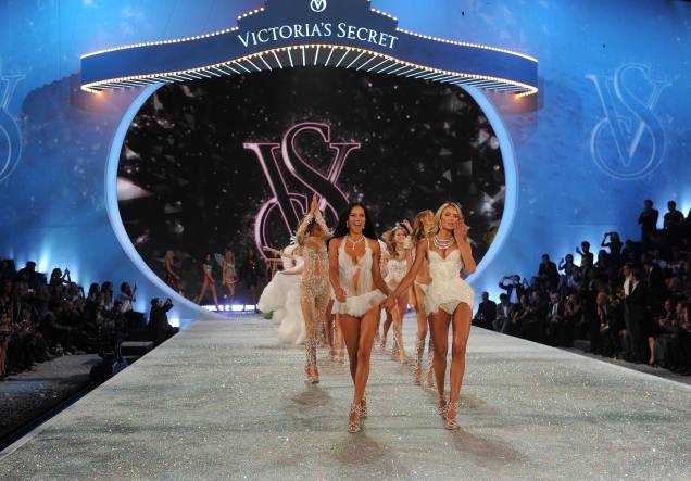 As Modelos Adriana Lima e Candice Swanepoel desfilam no Victoria's Secret Fashion Show 2013 em Lexington Avenue Armory, em 13/11/2013, Nova York. As Modelos Adriana Lima e Candice Swanepoel desfilam no Victoria's Secret Fashion Show 2013 em Lexington Avenue Armory, em 13/11/2013, Nova York.