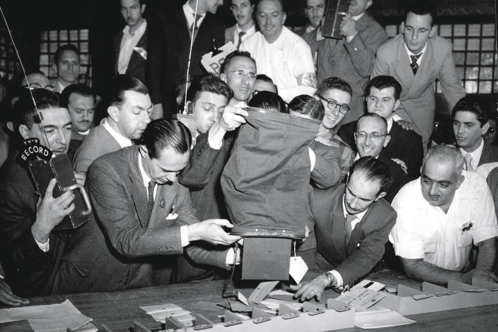 VOTO-IMPRESSO-ELEICAO-1947-1960-1.jpeg PASSADO DE PROBLEMAS - Votação impressa: nos rincões, urnas totalmente fraudadas substituíam as verdadeiras -