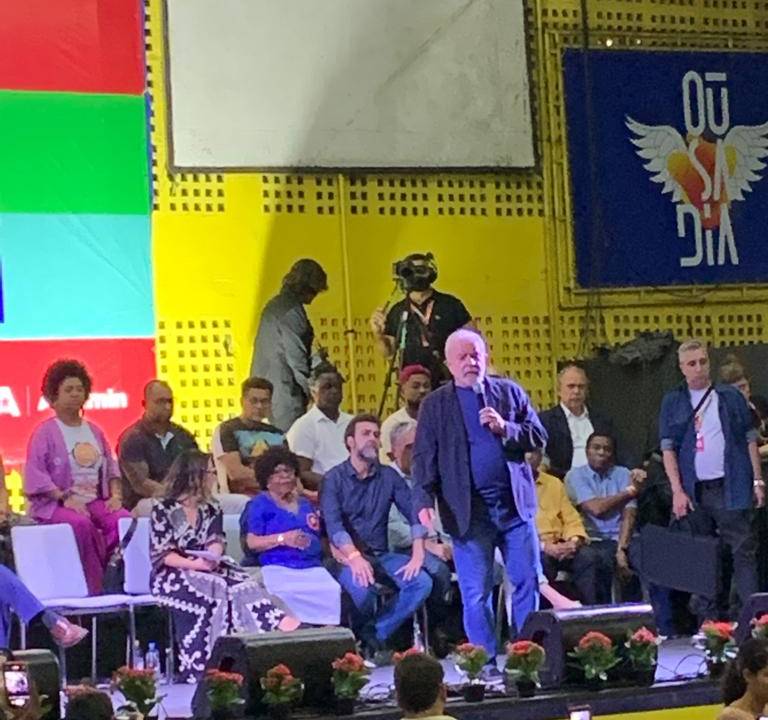 Lula se encontra com sambistas no Rio