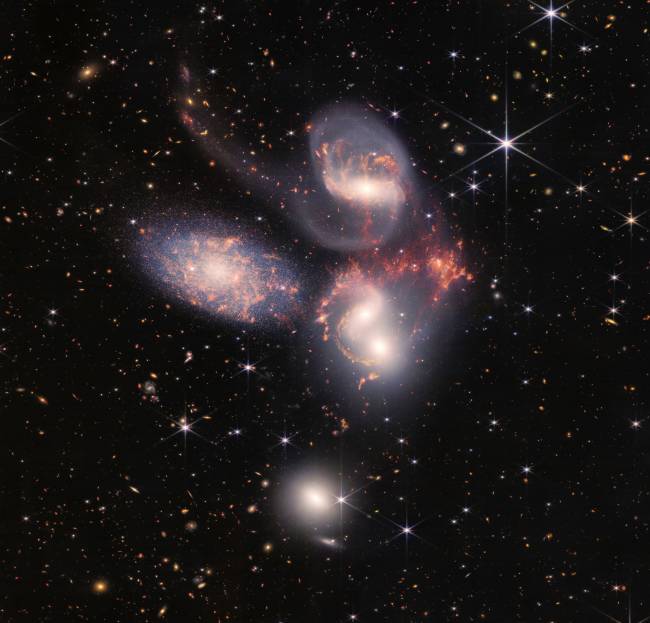main_image_galaxies_stephans_quintet_sq_nircam_miri_final-5mb O Quinteto de Stephan, um agrupamento visual de cinco galáxias