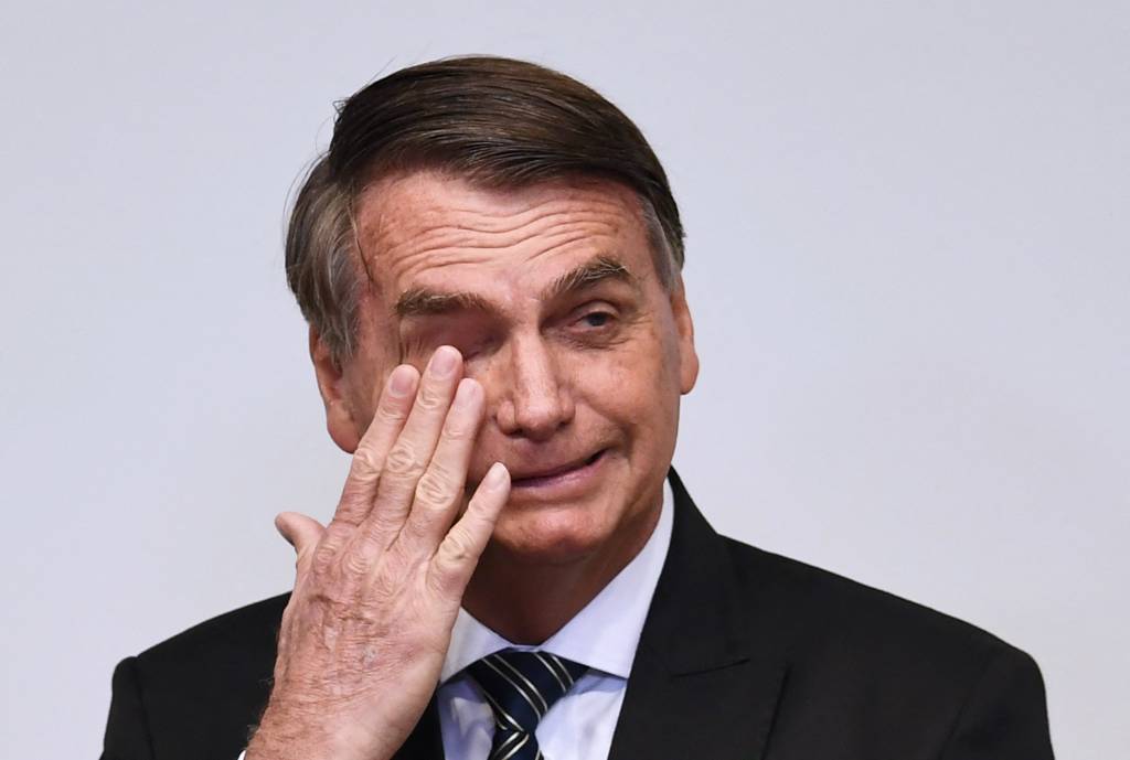 Bolsonaro fala em chantagem, sem provas, e busca proteção