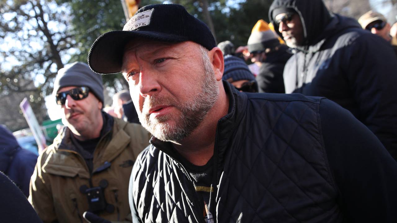 (FILES) In this file photo taken on January 19, 2020 Radio show host Alex Jones joins thousands of gun rights advocates attending a rally organized by The Virginia Citizens Defense League on Capitol Square near the state capitol building in Richmond, Virginia. - A Texas judge on August 4, 2022 denied a request for a mistrial by Alex Jones after his lawyers mistakenly turned over the far-right conspiracy theorist's cellphone records to the opposing attorneys. (Photo by WIN MCNAMEE / GETTY IMAGES NORTH AMERICA / AFP)
