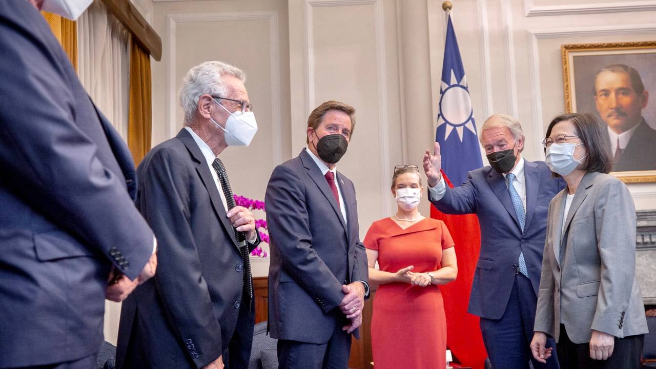A presidente de Taiwan, Tsai Ing-wen (d) é escoltada pelo senador dos EUA, Ed Markey (2º direita) para cumprimentar a delegação dos EUA no Gabinete Presidencial em Taipei - 15/08/2022