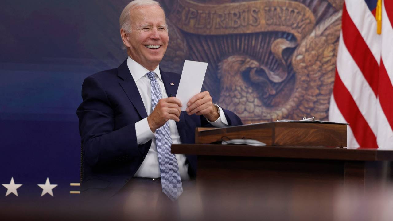 WASHINGTON, DC - JULY 28: U.S. President Joe Biden reads a note from an aide saying that the Creating Helpful Incentives to Produce Semiconductors (CHIPS) for America Act had received enough yes votes in the House of Representatives to pass during a meeting in the South Court Auditorium of the White House on July 28, 2022 in Washington, DC. President Biden held the meeting on the U.S. Economy with CEOs and members of his Cabinet. Anna Moneymaker/Getty Images/AFP (Photo by Anna Moneymaker / GETTY IMAGES NORTH AMERICA / Getty Images via AFP)