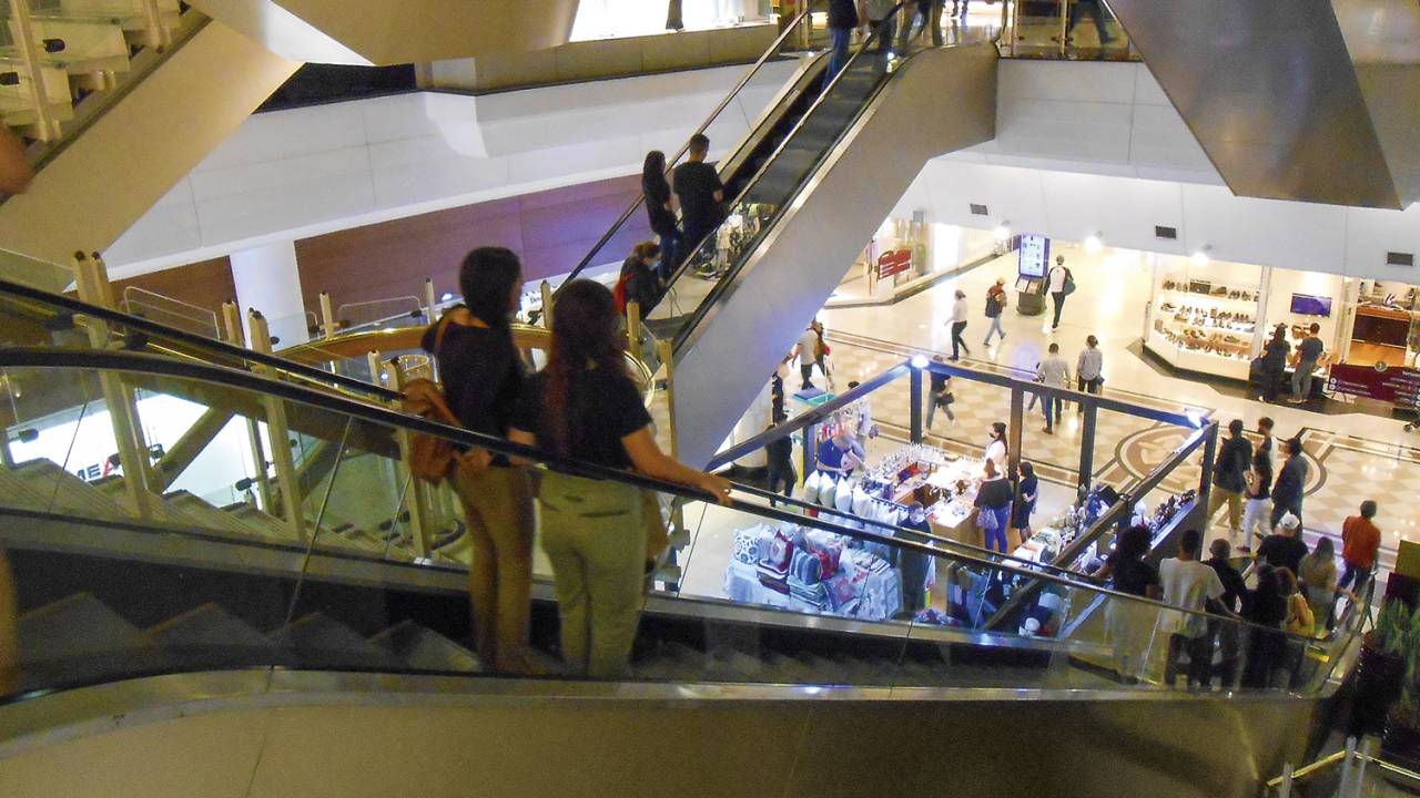 VOLTA AO CONSUMO - Shopping center em São Paulo: o Brasil tem inflação acima dos 10% desde setembro do ano passado -