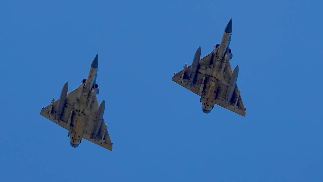 Dois caças Mirage 2000-5 da Força Aérea de Taiwan sobrevoam uma base aérea em Hsinchu, Taiwan -