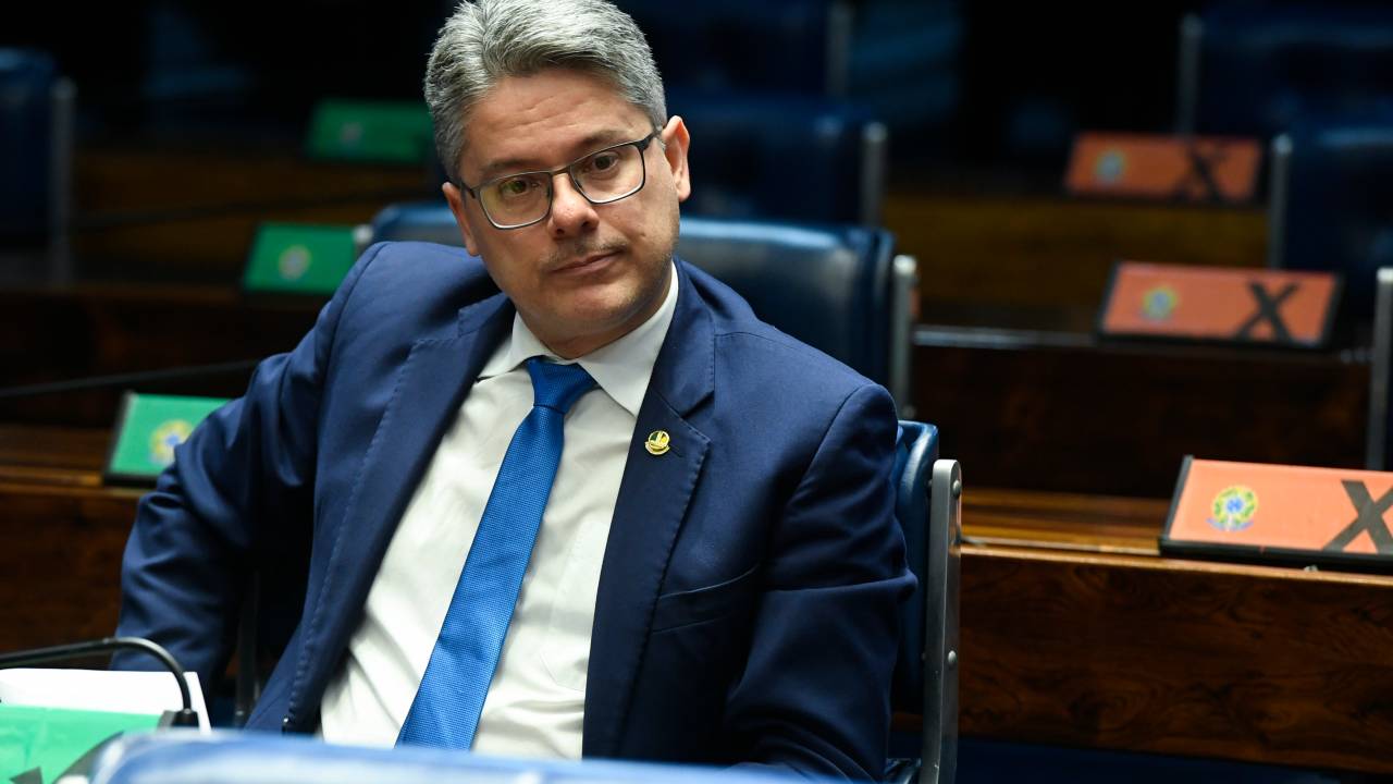 Plenário do Senado Federal durante sessão deliberativa ordinária semipresencial. Na ordem do dia o PL 1.360/2021, que amplia penas para crimes de violência doméstica e familiar contra crianças e adolescentes. Os senadores analisam, também, o PL 1.224/2019 que prioriza crianças em idade escolar no acesso a órteses, próteses e tecnologias assistivas. À bancada, senador Alessandro Vieira (PSDB-SE). Foto: Jefferson Rudy/Agência Senado