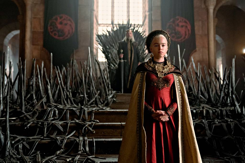ABRE A CASA DO DRAGÃO.jpg ESTOPIM - Rhaenyra Targaryen (Milly Alcock): a princesa eleita sucessora desencadeia conflito familiar -
