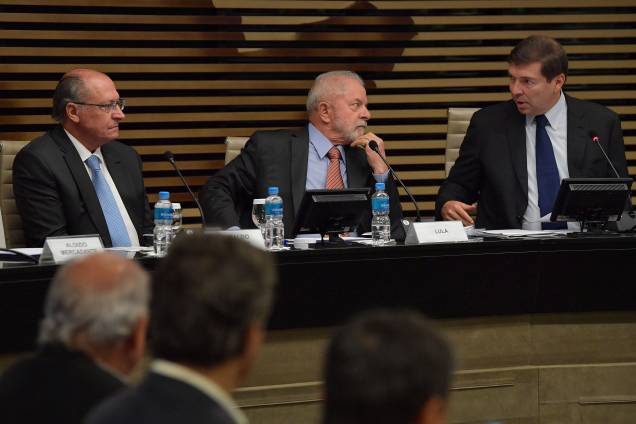 O candidato `a vice-presidente Geraldo Alckmin; o ex presidente e candidato `a presidência da República Lula, e o presidente da Federação das Indústrias do Estado de São Paulo, Josué Gomes, conversam, na sede da entidade 09/08/2022. O candidato `a vice-presidente Geraldo Alckmin; o ex presidente e candidato `a presidência da República Lula, e o presidente da Federação das Indústrias do Estado de São Paulo, Josué Gomes, conversam, na sede da entidade 09/08/2022.