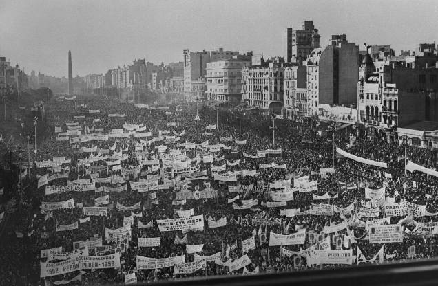 Associações sindicais dos trabalhadores argentinos da CGT marcharam na Avenida 9 de julho, em Buenos Aires, para convocar Juan e Eva Perón a apresentarem suas candidaturas à presidência e à vice-presidência. Em 30 de agosto de 1951. Associações sindicais dos trabalhadores argentinos da CGT marcharam na Avenida 9 de julho, em Buenos Aires, para convocar Juan e Eva Perón a apresentarem suas candidaturas à presidência e à vice-presidência. Em 30 de agosto de 1951.