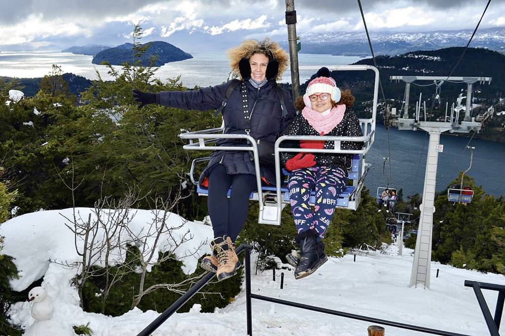ARGENTINA-TURISMO-HELEN-PEDROSO-FILHA-2022-01.jpg SEM PESO NO BOLSO - A psicóloga Helen Pedroso, 46, decidiu levar a filha Teodora, 9, para esquiar em Bariloche pela primeira vez. Os preços e a receptividade com os brasileiros foram gratas surpresas: “Passeios e refeições estão bem baratos e todo mundo aceita real”, conta -