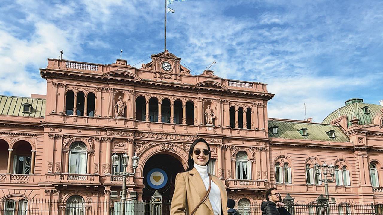 ENCANTO PRESERVADO - Quase todos os anos Caroline Castro, 34, visita a Argentina. Na última ocasião, ela e o marido se deram ao luxo de comer em bons restaurantes todos os dias: “Mesmo em crise, o país mantém seu charme intacto”, diz -