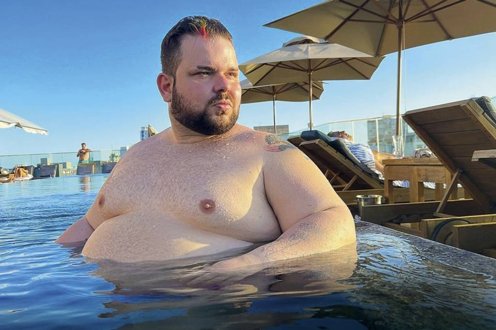 CAIO-REVELA-GORDOFOBIA-PERSONAGEM-1.jpg SEM MEDO DE SER FELIZ - À frente de manifestações antigordofobia nas redes, Caio Revela, 34 anos, passou a maior parte da vida escondendo o corpo em roupas largas. Não mais. “Recebo muita mensagem de desconhecidos fazendo piada com meu corpo, mas aprendi a não ligar”, conta -