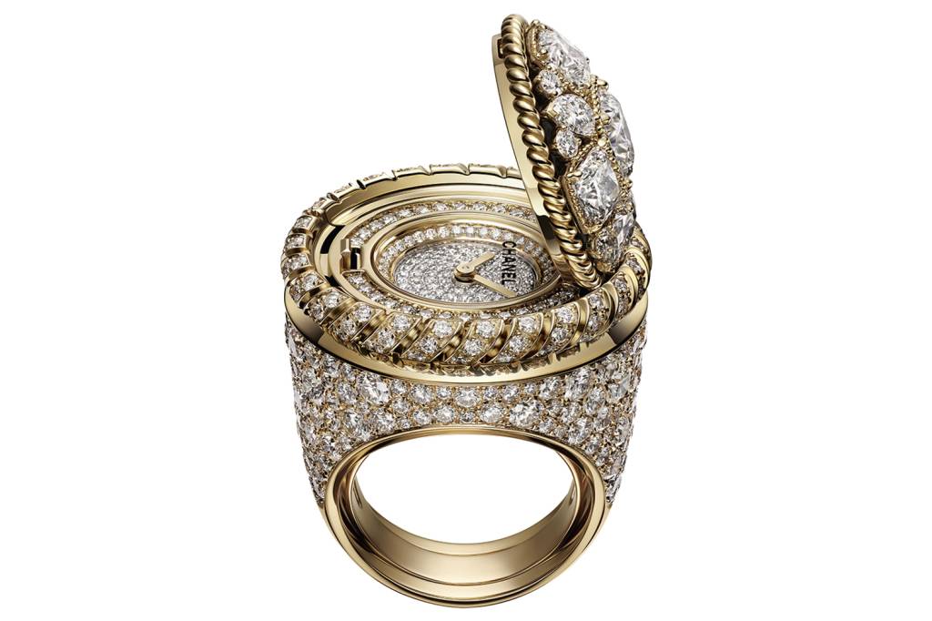 CHANEL_Mademoiselle-Privé-Bouton-décor-Byzantin.jpg SECRETO - Ponteiros escondidos: peça da Chanel se baseou em botões de pérola -