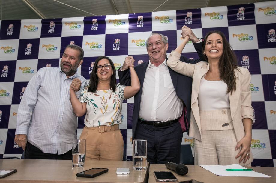 Ciro Gomes, candidato `a presidência da República pelo PDT, oficializa sua candidata `a vice-presidente Ana Paula Matos, da Bahia, acompanhado pelo presidente do partido Carlos Lupi e por Giselle Bezerra, 05/08/2022.