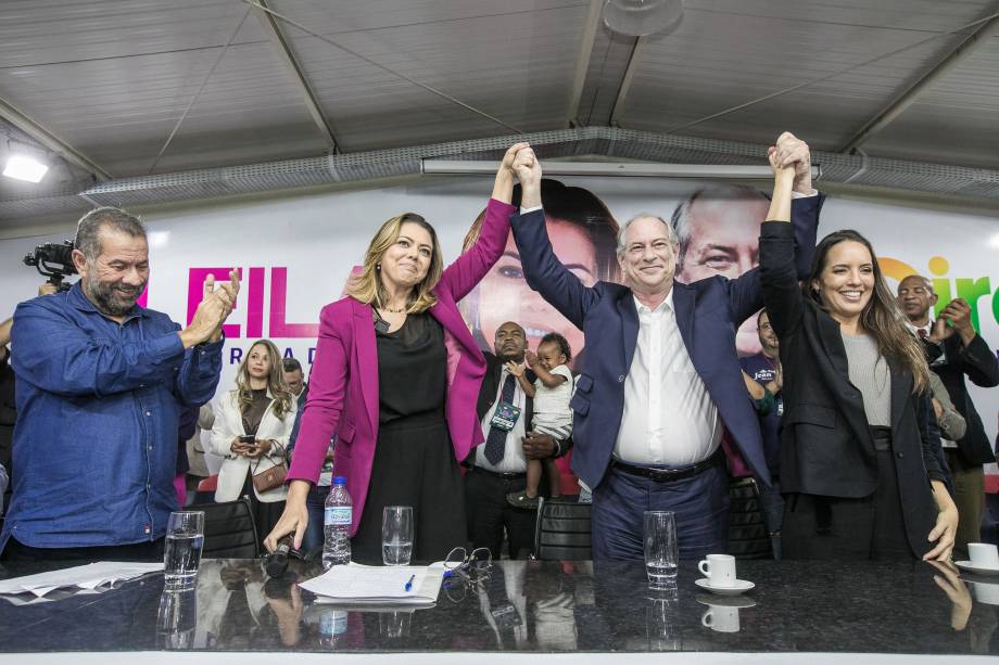 Ciro Gomes, candidato `a presidência da República pelo PDT, acompanhado por carlos Lupi e Giselle Bezerra, no lançamneto da candidatura de Leila do Vôlei ao governo do Distrito Federal, no "Giro do Ciro", 05/08/2022.