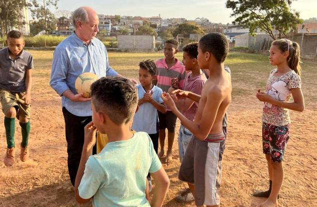 Ciro Gomes, candidato `a presidência da República pelo PDT, durante visita `a periferia de São Paulo, recebido por crianças no campo de várzea, Ciro Gomes, candidato `a presidência da República pelo PDT, durante visita `a periferia de São Paulo, recebido por crianças no campo de várzea,