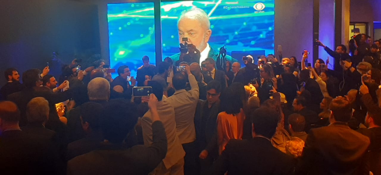 Ex-ministro Ricardo Salles e deputado André Janones se envolvem em confusão -