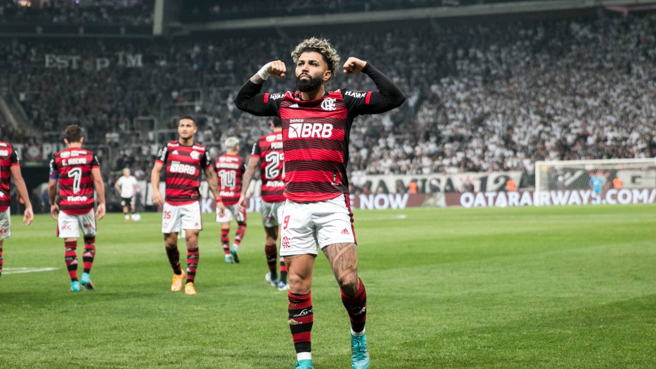 Gabigol comemora o segundo gol do Flamengo sobre o Corinthians -