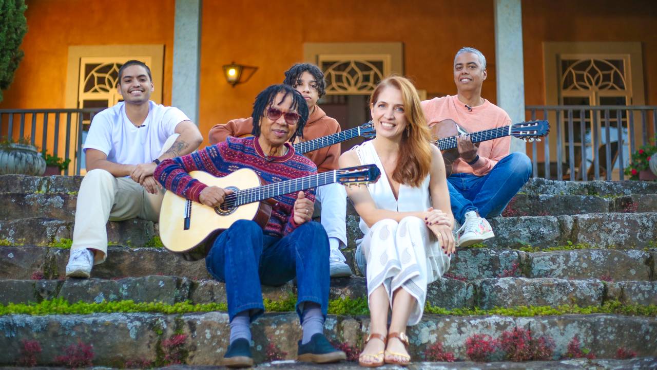 Da esquerda para a direita Lui (neto), Inácio e Max (filhos); Djavan e a apresentadora Poliana Abritta -