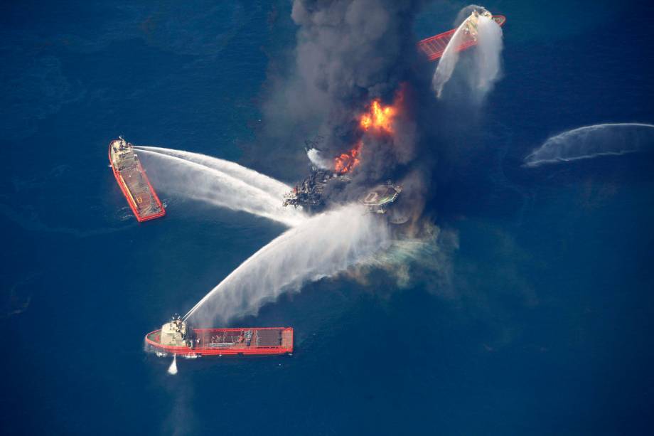 Foto aérea no Golfo do México, mais de 50 milhas a sudeste da Louisiana, a plataforma de petróleo Deepwater Horizon queimando, 21/04/2010. Foto aérea no Golfo do México, mais de 50 milhas a sudeste da Louisiana, a plataforma de petróleo Deepwater Horizon queimando, 21/04/2010.
