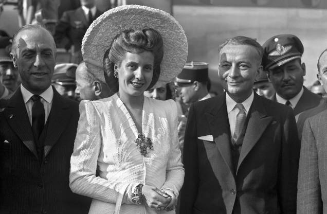 O ministro das Relações Exteriores francês Georges Bidault, cumprimenta a argentina Eva Perón, quando de sua chegada ao aeroporto de Orly para uma visita à França. 21/07/1947 O ministro das Relações Exteriores francês Georges Bidault, cumprimenta a argentina Eva Perón, quando de sua chegada ao aeroporto de Orly para uma visita à França. 21/07/1947