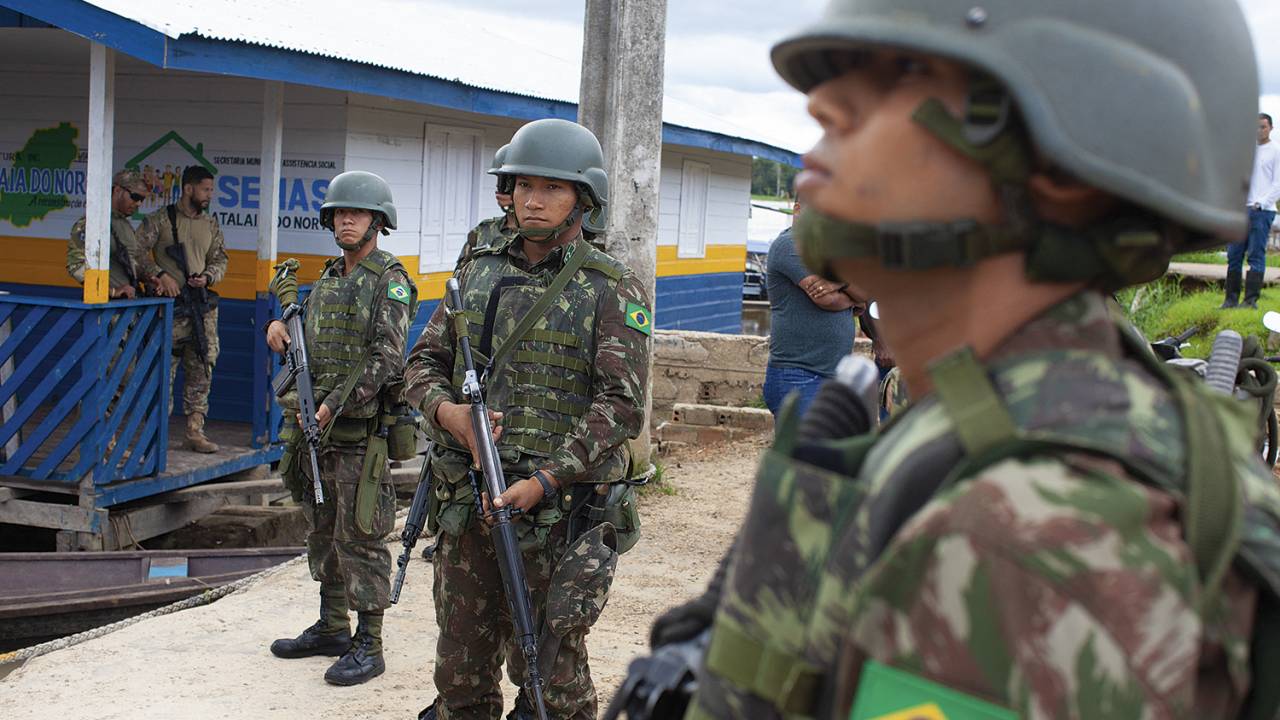 RESPOSTA TÍMIDA - Soldados em Atalaia do Norte (AM): o Exército fez só uma ação pontual contra garimpeiros -