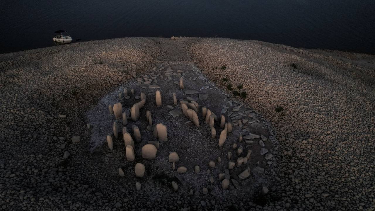 Círculo de pedras pré-histórico emergiu após o nível de água cair em uma represa atingida pela seca na região de Estremadura, no oeste de Espanha.