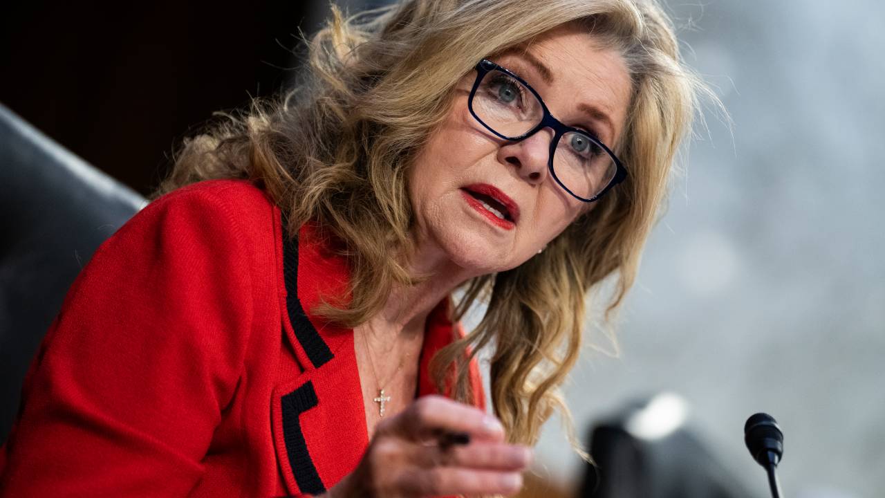 ESTADOS UNIDOS - 24 DE MARÇO: A senadora Marsha Blackburn, R-Tenn., questiona testemunhas no quarto dia da audiência de confirmação do Comitê Judiciário do Senado para o juiz Ketanji Brown Jackson, candidato do presidente Bidens para juiz associado da Suprema Corte, no escritório do Senado de Hart Edifício no Capitólio, na quinta-feira, 24 de março de 2022.