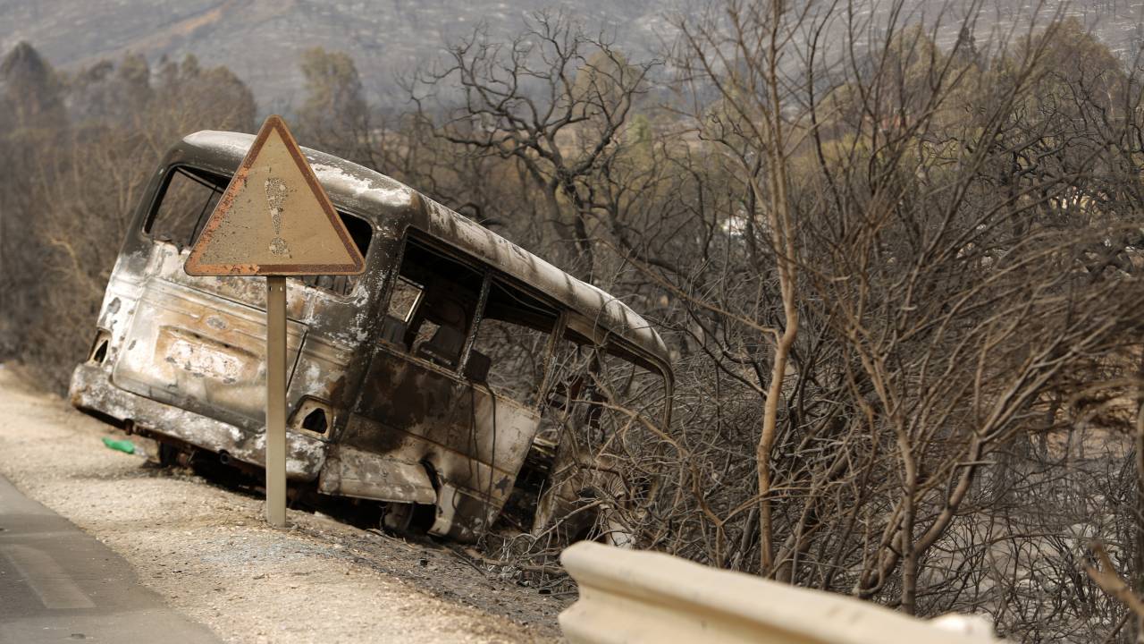 EL TAREF, ARGÉLIA - 18 DE AGOSTO: Uma visão de ônibus queimado após incêndios florestais em El Taref, Argélia