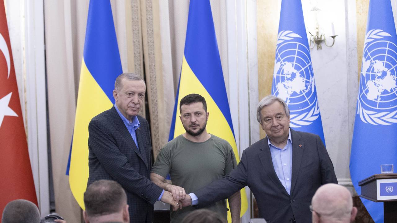 LVIV, UCRÂNIA - 18 DE AGOSTO: O presidente turco Recep Tayyip Erdogan (L), o presidente ucraniano Volodymyr Zelenskyy (C) e o secretário-geral das Nações Unidas Antonio Guterres (R) posam durante uma entrevista coletiva conjunta após reunião
