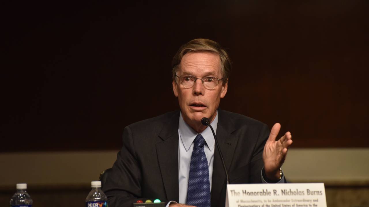 WASHINGTON, DC - 20 DE OUTUBRO: Nicholas Burns, candidato a embaixador na República Popular da China, testemunha durante uma audiência de confirmação do Comitê de Relações Exteriores do Senado no Capitólio