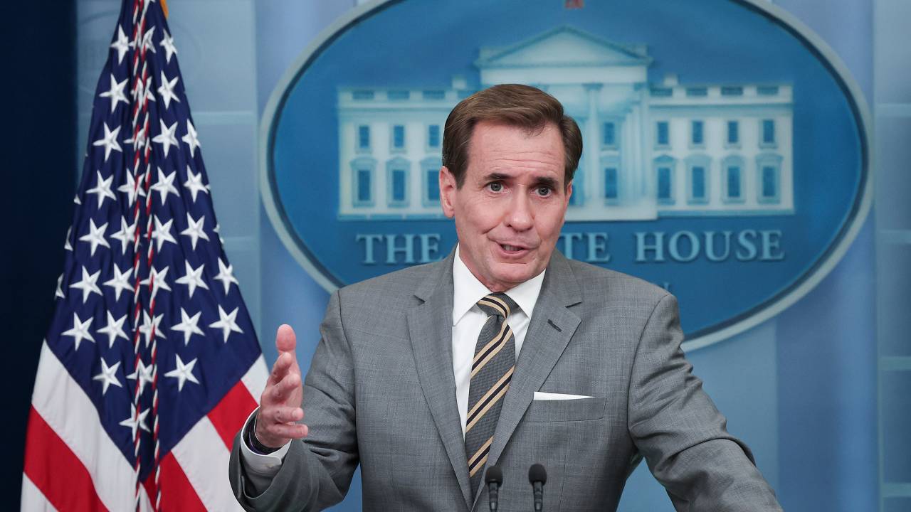 WASHINGTON, DC - 01 DE AGOSTO: O coordenador do Conselho de Segurança Nacional para comunicações estratégicas, John Kirby, responde a perguntas durante o briefing diário na Casa Branca em 01 de agosto de 2022 em Washington, DC. Kirby respondeu a uma série de perguntas relacionadas à atual viagem da presidente da Câmara dos EUA, Nancy Pelosi, à Ásia, incluindo uma possível parada em Taiwan que aumentou as tensões entre a China e os Estados Unidos. 01/08/2022