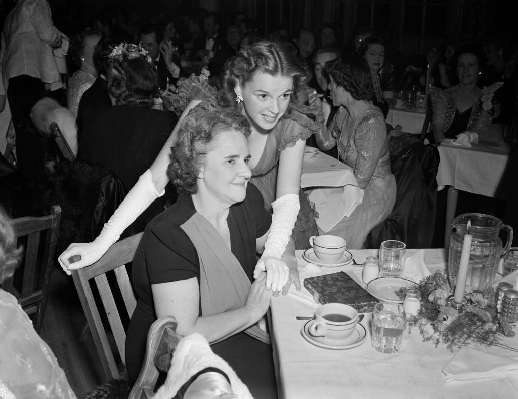 Judy Garland e Ethel Gilmore Judy Garland posa para foto com a mãe, Ethel Gilmore