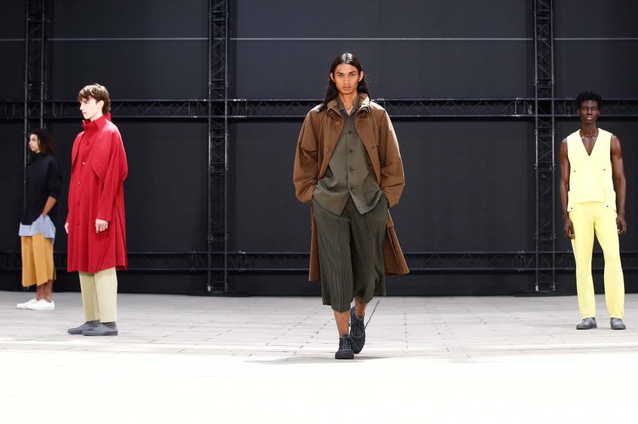 Modelos apresentam criações da coleção masculina primavera/verão 2023 do designer japonês Issey Miyake durante a Paris Fashion Week, em Paris, França, 23/06/2022.