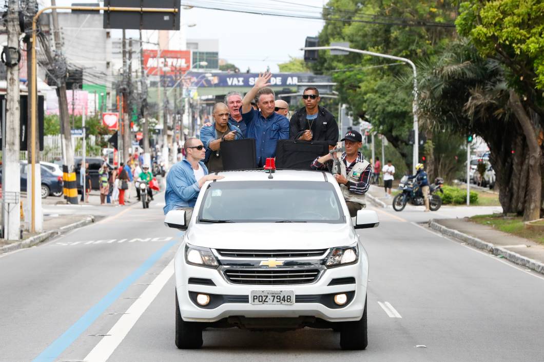 O presidente da República e candidato `a reeleição Jair Bolsonaro, durante carreata para o aeroporto de Maceió - AL, 28/06/2022. O presidente da República e candidato `a reeleição Jair Bolsonaro, durante carreata para o aeroporto de Maceió - AL, 28/06/2022.