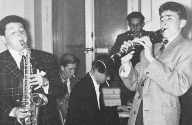 Jô Soares tocando sax-alto com um conjunto de estudantes do colégio Lycée Jacquard, na Suiça, anos 50. Jô Soares tocando sax-alto com um conjunto de estudantes do colégio Lycée Jacquard, na Suiça, anos 50.